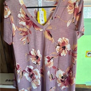 Floral V-Neck Women's Top by Honeyme. Size M. NWT.